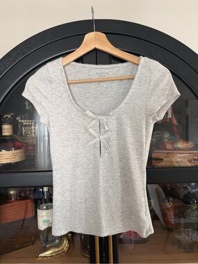 American Eagle Outfitters Light Gray Short Sleeve Scoop Neck Top With Bows